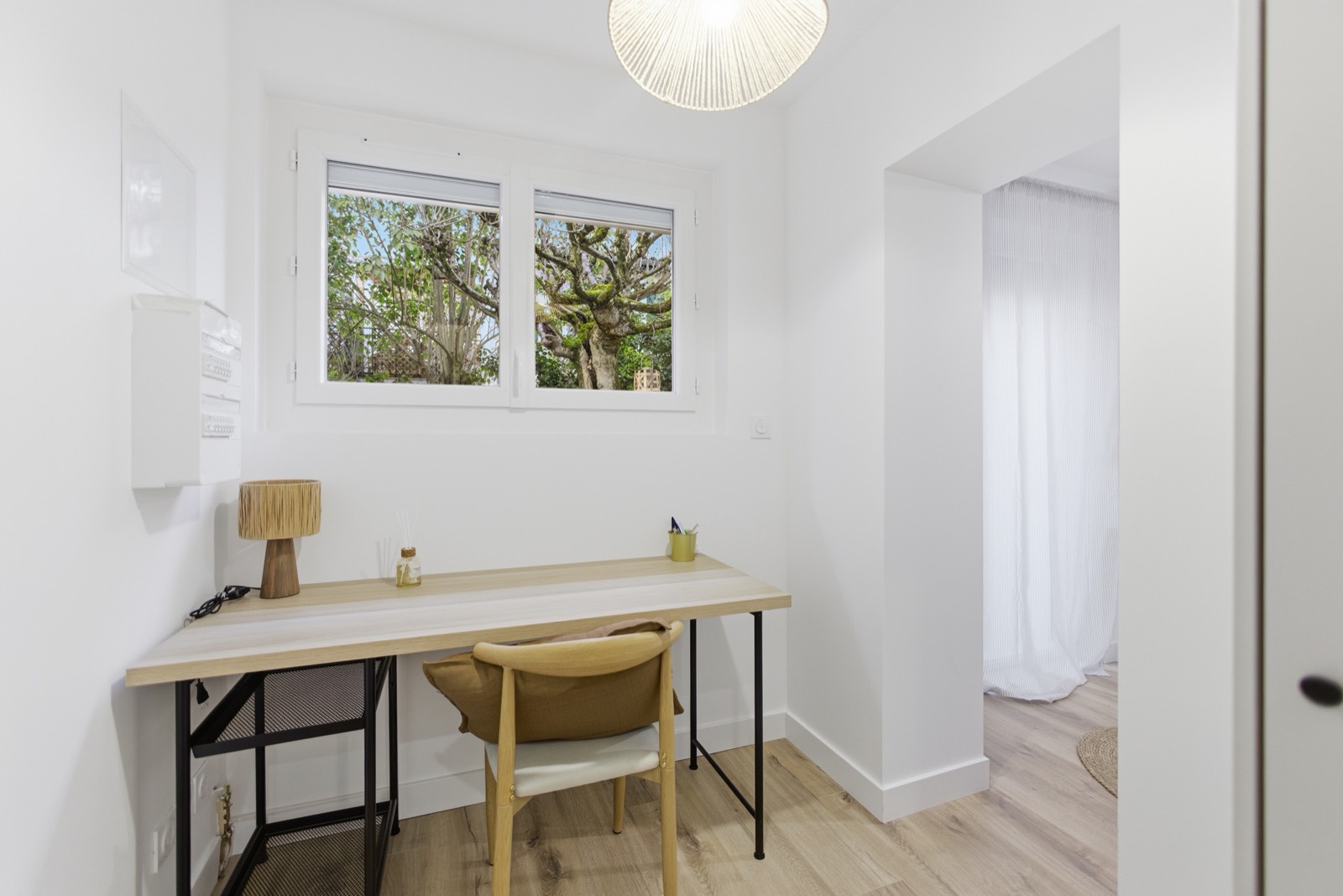 Bureau aménagé avec vue jardin