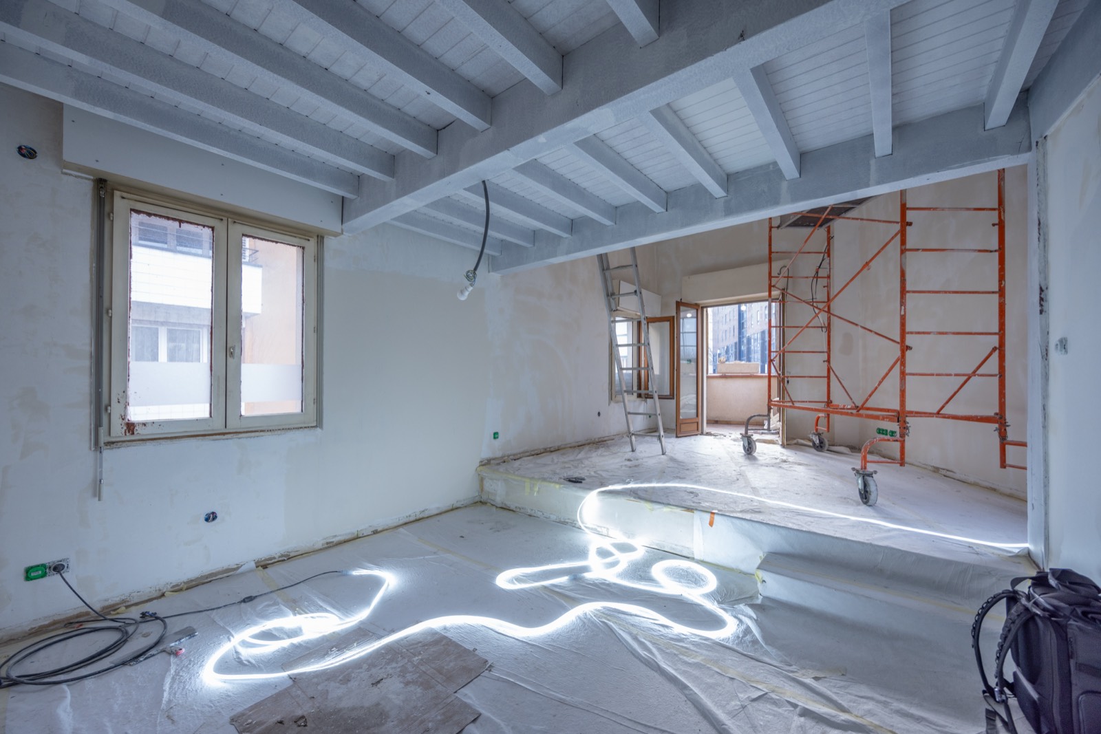 Avant — Salon brut avec échafaudage