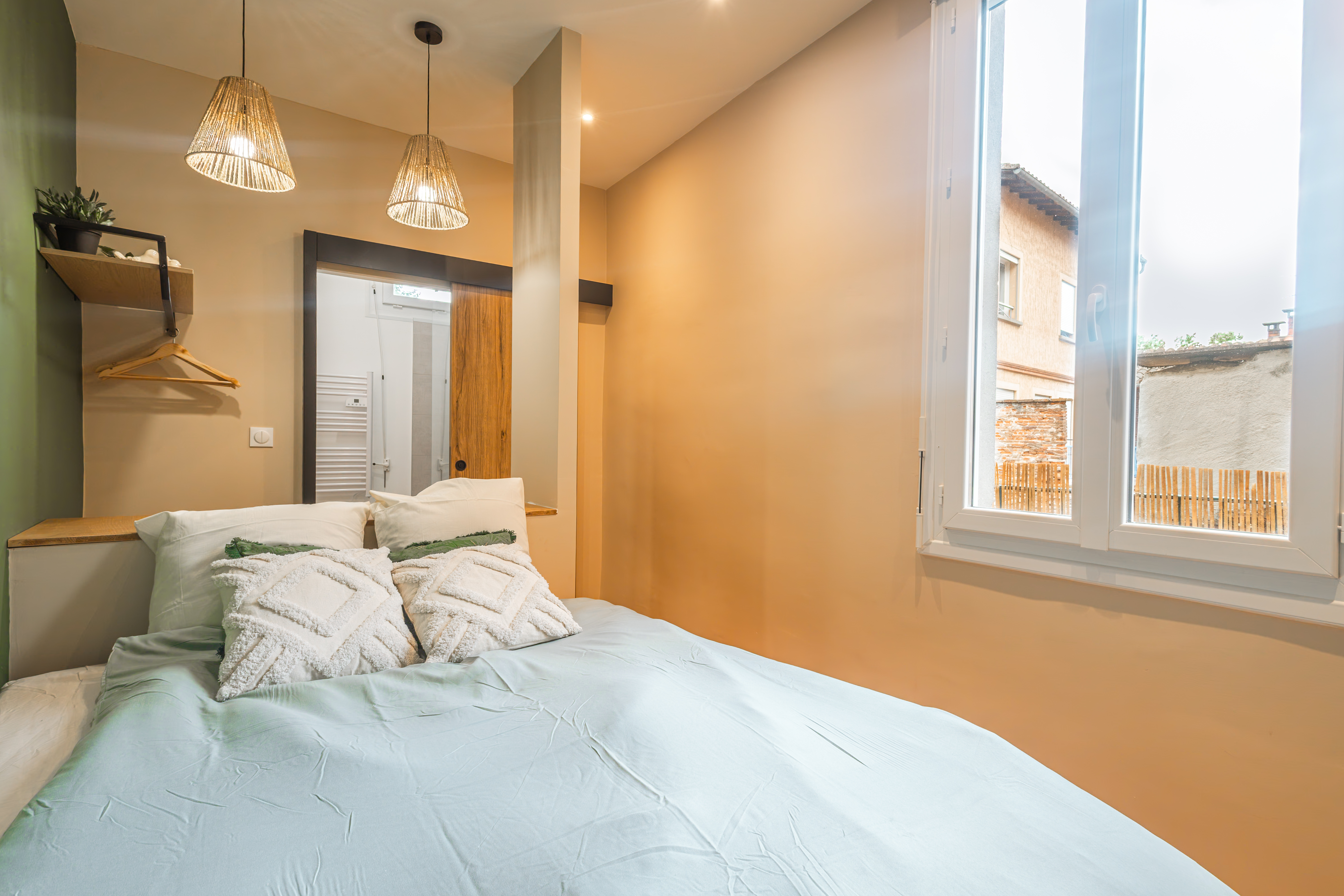 Chambre lumineuse, parquet massif et suspensions rotin